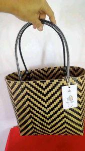 กระเป๋าแฮนด์เมค กระเป๋าสานพลาสติก สานจากเส้นพลาสติกตราลูกโจ้