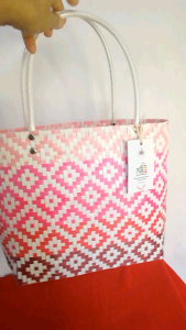 กระเป๋าแฮนด์เมค กระเป๋าสานพลาสติก สานจากเส้นพลาสติกตราลูกโจ้