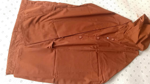 เสื้อไส่ทํางานพระ เเขนยาวพระ ผ้าซัลฟลอไรซ์มีหมวก สีราช สีเเก่นบวร