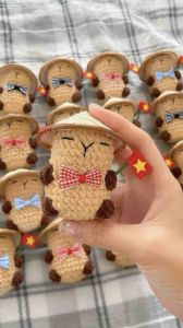 Móc khóa capybara len mũ nón cỏ búp bê đan móc với nơ và cờ Việt Nam