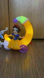 Đèn trung thu có nhạc Elsa Bạch Tuyết ngồi xe ngựa Pony đội trưởng mỹ cưỡi xe sắt có tay cầm. Đồ chơi trung thu cho bé mẫu mới nhất năm 2023