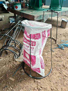 เหล็กจับปากกระสอบ แบบตั้งพื้น ใช้กับกระสอบ25-30 กก.ทำจากเหล็กกลมขนาด 12 มม.ปากบน กส้าง 35 ซม ฐานล่าง 50 ซมสูง 78 ซม.เหมาะกับกระสอบที่บรรจุ 25-30 กก.กระสอบทั่วไป