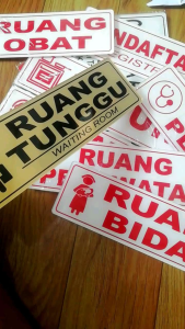 AKRILIK SIGN RUANG TUNGGU HARAP TENANG RUANG BERSALIN RUANG MEETING STICKER ACRYLIC
