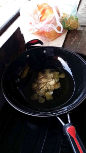 3.bungkus/krupuk singkong ceriping pedas enak ngembang praktis bisa langsung digoreng