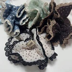 ใหม่ 🎀 ยางรัดผม A one ยางรัดผมขอบลูกไม้ ยางรัดผมลายจุด