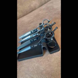 เครื่องมือที่วางกรรไกร ซึ่งเป็นเครื่องมือที่วางด้ามมีดโกน ได้เฉพาะที่วางสีดำ โดยไม่มีกรร