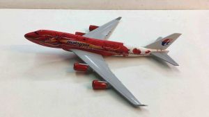 FLS Malaysia A380 Freedom of Space B747 Diecast Metal Airplane Collection with Stand for Display Miniature Vintage Novelty Ornamental Aircraft Model Home Shop Office Decoration Table Desktop Decor Educational Boys Girls International Airlines Gift Souve