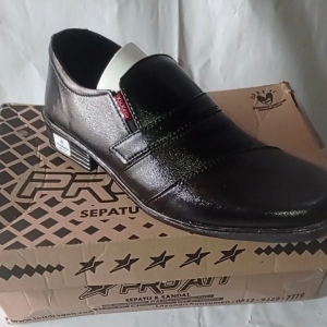 Sepatu kantor slip on Kickers