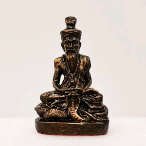 พ่อแก่ พ่อปู่ฤาษีนารอด หน้าตัก 2 นิ้ว สูง 3.5 นิ้ว เนื้อมวลสารเเร่เหล็กน้ำพี้ จากบ่อเหล็กน้ำพี้ จ.อุตรดิตถ์