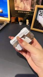 HỘP QUẸT BẬT LỬA KHÈ SÚNG CÀ RỐT CON QUAY 3IN1 DẠ QUANG PHÁT SÁNG TRONG TỐI (SÚNG VÔ TRI DẠ QUANG) (FULLBOX) - Độc Lạ AI