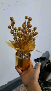 Bunga Artificial tangkai berry emas /gold  berikut pot gold /Bunga meja estetik