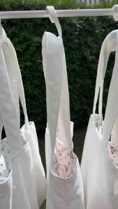 กระเป๋าลูกฟูกใบกลาง กระเป๋าผ้าสีขาวลายดอกไม้ 🪿