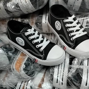 sepatu nb hitam putih terbuat dari bahan kamvas