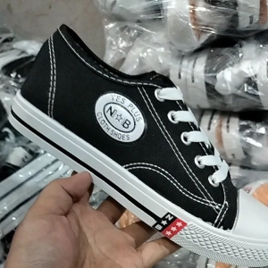 sepatu sekolah terlaris hitam putih nb. barang  pabrikan