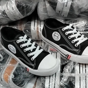 sepatu nb terlaris hitam putih pendek. bahan kanvas