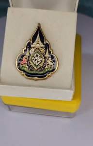 เข็มบรมราชา มีให้เลือก3แบบ แบบเข็มกลัด หมุดปัก และแม่เหล็ก (พร้อมกล่อง) งานพรีเมี่ยมสวยงามคมชัด