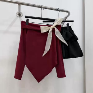 Set áo trễ vai phối chân váy đen tầng diện Noel