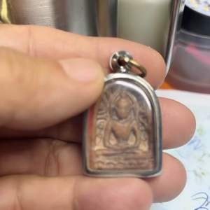 พระกำแพง ซุ้มกอ ในเลี่ยมตลับสเตนเลส