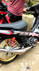 Knalpot fizR Force One SLINCER Full Stainless Lingga Tech\\n\\n Apa itu Knalpot fizR Force One SLINCER?\\n\\nKnalpot fizR Force One SLINCER adalah knalpot berkualitas tinggi yang dirancang khusus untuk motor. Dengan desain sporty dan bahan stainless steel, knalpot ini menawarkan performa optimal dan efisiensi bahan bakar yang lebih baik.\\n\\n Spesifikasi & Desain\\n\\nKnalpot fizR Force One SLINCER memiliki spesifikasi yang menarik, seperti:\\n\\n- Dibuat dari bahan stainless steel, yang tahan lama dan anti karat.\\n- Desain sporty yang memberikan penampilan elegan pada motor Anda.\\n- Dilengkapi dengan teknologi Lingga Tech yang mengoptimalkan performa motor.\\n\\n Keunggulan & Manfaat\\n\\nBeberapa keunggulan dan manfaat menggunakan knalpot fizR Force One SLINCER adalah:\\n\\n- Meningkatkan performa motor dengan teknologi Lingga Tech.\\n- Efisiensi bahan bakar yang lebih baik.\\n- Desain sporty yang memberikan penampilan elegan pada motor Anda.\\n\\n Mengapa Memilih Knalpot Berkualitas Tinggi?\\n\\nPemilihan knalpot berkualitas tinggi seperti fizR Force One SLINCER sangat penting karena:\\n\\n Keamanan & Keseimbangan\\n\\nKnalpot berkualitas tinggi seperti fizR Force One SLINCER dirancang dengan memperhatikan keamanan dan keseimbangan motor. Hal ini membuat motor Anda lebih aman dan nyaman dikendarai.\\n\\n Performa & Efisiensi Bahan Bakar\\n\\nKnalpot berkualitas tinggi seperti fizR Force One SLINCER dapat meningkatkan performa motor dan efisiensi bahan bakar. Hal ini membuat motor Anda lebih hemat dan irit bahan bakar.\\n\\n Cara Memilih Knalpot yang Tepat untuk Motor Anda\\n\\nBerikut beberapa hal yang perlu dipertimbangkan ketika memilih knalpot yang tepat untuk motor Anda:\\n\\n Pertimbangkan Desain Sporty\\n\\nPilih knalpot dengan desain sporty yang sesuai dengan gaya Anda. Desain sporty akan memberikan penampilan elegan pada motor Anda.\\n\\n Perhatikan Jenis Knalpot\\n\\nPilih jenis knalpot yang sesuai dengan motor Anda. Beberapa jenis knalpot mungkin tidak cocok dengan motor Anda.\\n\\n Bandingkan Harga & Kualitas\\n\\nBandingkan harga dan kualitas antara beberapa merek dan model knalpot. Pilih knalpot dengan harga yang sesuai dan kualitas yang baik.\\n\\n Cara Menginstal Knalpot fizR Force One SLINCER dengan Benar\\n\\nBerikut langkah-langkah yang perlu Anda ikuti ketika menginstal knalpot fizR Force One SLINCER:\\n\\n Persiapan & Alat yang Diperlukan\\n\\nSebelum menginstal knalpot fizR Force One SLINCER, pastikan Anda memiliki alat yang diperlukan, seperti kunci pas, obeng, dan sekrup.\\n\\n Langkah-langkah Instalasi\\n\\n1. Angkat motor Anda dengan jack stand.\\n2. Buka knalpot lama Anda.\\n3. Pasang knalpot fizR Force One SLINCER pada motor Anda.\\n4. Ketatkan sekrup dengan kunci pas.\\n5. Uji coba motor Anda untuk memastikan knalpot baru berfungsi dengan baik.\\n\\n Tips & Trik\\n\\nBerikut beberapa tips dan trik ketika menginstal knalpot fizR Force One SLINCER:\\n\\n- Pastikan Anda mengikuti langkah-langkah instalasi dengan benar.\\n- Jika Anda tidak yakin, mintalah bantuan profesional.\\n- Jangan lupa untuk membersihkan knalpot baru sebelum menginstalnya.\n}