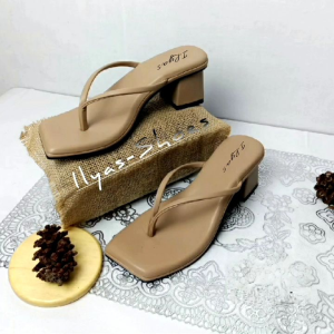 Sandal Wanita Elegan Terbaru Masa Kini\\n\\nSandal wanita elegan adalah pilihan yang tepat bagi Anda yang mencari sepatu yang nyaman dan fashionable. Di artikel ini, kita akan membahas model sandal wanita terbaru, tips memilih sandal wanita elegan, serta cara merawat sandal wanita agar tetap awet.\\n\\n Model Sandal Wanita Terbaru\\n\\n Sandal Wanita Model Jepit\\n\\nSandal jepit wanita adalah salah satu model sandal yang paling populer saat ini. Model ini memiliki desain yang sederhana namun tetap elegan, cocok untuk berbagai acara dan penampilan. Beberapa brand yang menawarkan sandal jepit wanita elegan antara lain: Crocs, Birkenstock, dan Melissa.\\n\\n Sandal Wanita Nyaman & Elegan\\n\\nSelain sandal jepit, ada banyak model sandal wanita yang nyaman dan elegan. Beberapa contoh model sandal yang bisa Anda pertimbangkan adalah sandal platform, sandal strappy, dan sandal wedges. Brand-brand seperti Stuart Weitzman, Steve Madden, dan Sam Edelman menawarkan berbagai pilihan sandal wanita elegan dan nyaman.\\n\\n Sandal Wanita Untuk Acara Formal\\n\\nUntuk acara formal, Anda bisa memilih sandal wanita dengan desain yang lebih elegan dan mewah. Beberapa contoh model sandal wanita untuk acara formal antara lain: sandal hak tinggi, sandal glitter, dan sandal berhias. Brand-brand seperti Jimmy Choo, Christian Louboutin, dan Manolo Blahnik menawarkan sandal wanita untuk acara formal yang elegan.\\n\\n Tips Memilih Sandal Wanita Elegan\\n\\n Faktor-Faktor Penting Dalam Memilih Sandal Wanita\\n\\nAda beberapa faktor penting yang perlu dipertimbangkan saat memilih sandal wanita elegan, di antaranya:\\n\\n- **Kenyamanan**: Pastikan sandal yang Anda pilih nyaman digunakan, baik untuk berjalan maupun duduk.\\n- **Desain**: Pilih sandal dengan desain yang sesuai dengan gaya dan selera Anda.\\n- **Material**: Perhatikan material yang digunakan pada sandal, pastikan material tersebut aman dan tidak menyebabkan iritasi pada kulit kaki Anda.\\n\\n Cara Menyesuaikan Sandal Wanita Dengan Penampilan Anda\\n\\nUntuk menyesuaikan sandal wanita dengan penampilan Anda, pertimbangkan beberapa hal berikut:\\n\\n- **Warna**: Pilih warna sandal yang sesuai dengan warna pakaian Anda.\\n- **Model**: Pilih model sandal yang sesuai dengan acara dan penampilan Anda.\\n- **Hak**: Pilih tinggi hak yang sesuai dengan acara dan penampilan Anda.\\n\\n Rekomendasi Brand Sandal Wanita Terbaik\\n\\nBeberapa brand sandal wanita terbaik yang bisa Anda pertimbangkan antara lain:\\n\\n- **Crocs**: Brand ini menawarkan sandal jepit wanita yang nyaman dan elegan.\\n- **Stuart Weitzman**: Brand ini menawarkan sandal wanita elegan dengan desain yang unik dan menarik.\\n- **Jimmy Choo**: Brand ini menawarkan sandal wanita untuk acara formal dengan desain yang mewah dan elegan.\\n\\n Perawatan Sandal Wanita\\n\\n Cara Membersihkan Sandal Wanita Secara Efektif\\n\\nUntuk membersihkan sandal wanita secara efektif, ikuti langkah-langkah berikut:\\n\\n1. **Bersihkan debu dan kotoran**: Gunakan kuas atau kain kering untuk menghilangkan debu dan kotoran pada sandal.\\n2. **Basuh dengan air**: Basuh sandal dengan air bersih untuk menghilangkan kotoran yang lebih keras.\\n3. **Gunakan sabun**: Gunakan sabun khusus sepatu untuk membersihkan sandal secara mendalam.\\n4. **Keringkan**: Keringkan sandal dengan kain kering atau di tempat yang teduh.\\n\\n Cara Merawat Sandal Wanita Agar Tahan Lama\\n\\nUntuk merawat sandal wanita agar tahan lama, ikuti tips berikut:\\n\\n- **Simpan di tempat yang aman**: Simpan sandal di tempat yang aman dan kering.\\n- **Jangan simpan di tempat yang lembab**: Hindari menyimpan sandal di tempat yang lembab, karena bisa menyebabkan jamur dan bau tak sedap.\\n- **Gunakan pelindung**: Gunakan pelindung kaki jika perlu, untuk melindungi sandal dari kotoran dan goresan.\\n\\n Solusi Masalah Umum Pada Sandal Wanita\\n\\nBerikut adalah solusi untuk masalah umum pada sandal wanita:\\n\\n- **Bau tak sedap**: Gunakan deodoran khusus sepatu untuk menghilangkan bau tak sedap pada sandal.\\n- **Kotoran yang sulit dibersihkan**: Gunakan sikat khusus sepatu untuk membersihkan kotoran yang sulit dibersihkan.\\n- **Hak yang rusak**: Ganti hak sandal jika sudah rusak, atau bawa ke tukang sepatu untuk perbaikan.\\n\\nSandal wanita elegan adalah pilihan yang tepat bagi Anda yang mencari sepatu yang nyaman dan fashionable. Dengan memilih sandal yang tepat dan merawatnya dengan baik, Anda bisa tampil cantik dan percaya diri di berbagai acara dan penampilan.\n}