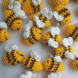 ผึ้งถักตัวน้อยงานสามมิติเอาไปติดงานdiyสวยๆ