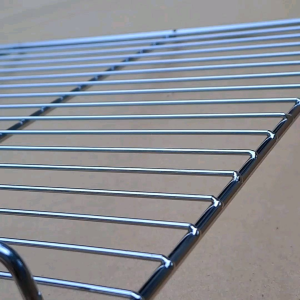 Vỉ lò nướng có gờ(quai) tiện kéo vỉ ra vô. Vỉ inox 304 đặt theo quy cách