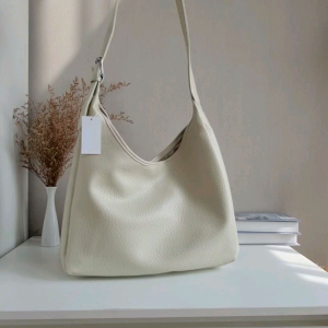 New collection🤍🤍 รุ่นใหม่เข้าแล้วค่า TaTa bag กระเป๋าสะพายทรง tote หนัง PU นุ่มมาก ใส่เอกสาร หนังสือหรืออื่นได้เยอะ เปิด-ปิด แบบกระดุมแม่เหล็ก สะพายไหล่ข้างลำตัวหรือคาดลำตัวได้