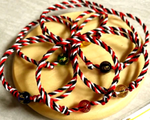 Gelang Tridatu & Mantra Tibet: Keberuntungan & Spiritualitas