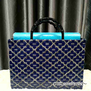 ตะกร้าสานเส้นพลาสติก 🔥โปร!ฟรีสลักอักษรบนตัวกระเป๋า กระเป๋าถือ ทรงเหลี่ยม สีกรมท่า Navybluecolor สีน้ำเงินเข้ม แต่งลวดลายทันสมัย ใส่แฟ้มเอกสาร ไอแพด แทปเลต ถือออกงาน ใส่ของจิปาถะ กระเป๋าใบใหญ่ รูปทรงแข็งแรง ทำความสะอาดง่าย ใช้เป็นของฝาก ของที่ระลึก