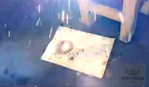 ผ้ากันสะเก็ดไฟ จัดส่งด่วน สีทอง หนา1.52mm ตอกตาไก่ทุก 50cm ผ้ากันไฟ งานเชื่อม ผ้ากันเส้นไฟ ยกหัวให้บ้าง หน้า 152 ซม