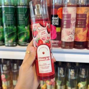 Bath & Body Works Strawberry Pound Cake Red Original (New)