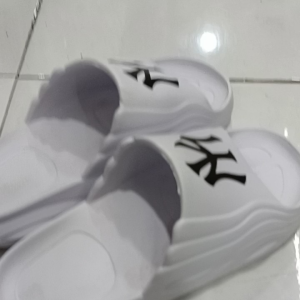 Sandal Slop Pria & Wanita: Desain Elegan & Nyaman