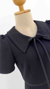 ชุดเดรสสีดำ ชุดทำงานสีดำผ้าวูลเวฟ(ลายในตัว) แขนสั้น แต่งโบว์ผูก ผ้ายืดหยุ่นใส่สบาย กระโปรงทรงเอ มีกระเป๋าข้าง