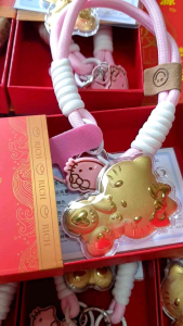 Móc Khóa Kitty Mạ Vàng May Mắn Treo Balo Túi Xách Chìa Khóa Dây Dù Hộp Đỏ - Dây Đeo Điện Thoại. Quà Tặng Phụ Kiện