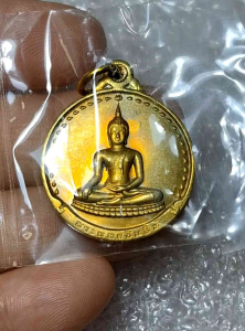 เหsียญพsะพุทธชินสีห์ รุ่น เสด็จเมืองจีu ปี 2536 ด้านหลัง จารึกพsะนามย่อ ญสส และอักษsภาษาจีu