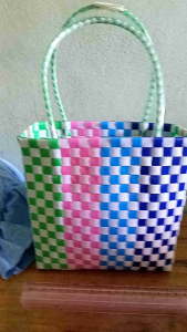 ตระกร้าสานพลาสติกกว้า9ซม.ยาว22ซม.สูง20ซม.ราคา89บาทจ้า