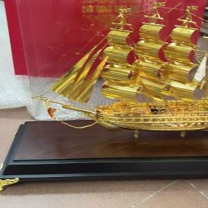 Mô Hình Thuyền Buồm Dát Mạ Vàng 24K Sang Trọng Đẳng Cấp