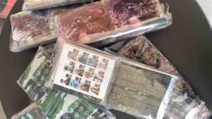 12 PCS MASKER BUFF MULTIFUNGSI\\n\\nMasker buff multifungsi adalah produk yang dirancang khusus untuk memenuhi berbagai kebutuhan Anda. Dengan 12 pcs masker buff multifungsi, Anda dapat memaksimalkan manfaat masker buff untuk berbagai kebutuhan, mulai dari penggunaan sehari-hari hingga situasi tertentu. Dalam artikel ini, kita akan membahas apa itu masker buff multifungsi, kelebihannya, cara kerjanya, manfaatnya, cara penggunaan, serta testimoni dari pengguna masker buff multifungsi.\\n\\n Apa itu Masker Buff Multifungsi?\\n\\nMasker buff multifungsi adalah masker yang dirancang dengan teknologi terkini untuk memberikan berbagai manfaat kepada penggunanya. Masker ini memiliki banyak fungsi, seperti melindungi wajah dari debu, polusi, dan sinar UV, serta membantu melembabkan kulit dan mencegah penuaan dini.\\n\\n Kelebihan Masker Buff Multifungsi\\n\\nMasker buff multifungsi memiliki banyak kelebihan dibandingkan masker biasa. Beberapa di antaranya adalah:\\n\\n- **Masker buff berkualitas tinggi**: Masker buff multifungsi dibuat dari bahan berkualitas tinggi yang aman digunakan untuk kulit wajah.\\n- **Masker buff praktis dan fleksibel**: Masker buff multifungsi mudah digunakan dan dapat disesuaikan dengan kebutuhan Anda.\\n- **Masker buff untuk berbagai kebutuhan**: Masker buff multifungsi dapat digunakan untuk berbagai situasi, mulai dari penggunaan sehari-hari hingga situasi tertentu.\\n\\n Cara Kerja Masker Buff Multifungsi\\n\\nMasker buff multifungsi bekerja dengan cara melindungi kulit wajah dari berbagai faktor yang dapat merusak kulit, seperti debu, polusi, dan sinar UV. Masker ini juga membantu melembabkan kulit dan mencegah penuaan dini dengan memberikan nutrisi dan kelembaban yang dibutuhkan oleh kulit.\\n\\n Manfaat Masker Buff untuk Berbagai Kebutuhan\\n\\nMasker buff multifungsi memiliki banyak manfaat bagi penggunanya. Beberapa di antaranya adalah:\\n\\n- **Masker buff berkualitas tinggi**: Masker buff multifungsi dibuat dari bahan berkualitas tinggi yang aman digunakan untuk kulit wajah.\\n- **Masker buff praktis dan fleksibel**: Masker buff multifungsi mudah digunakan dan dapat disesuaikan dengan kebutuhan Anda.\\n- **Masker buff untuk berbagai kebutuhan**: Masker buff multifungsi dapat digunakan untuk berbagai situasi, mulai dari penggunaan sehari-hari hingga situasi tertentu.\\n\\n Cara Menggunakan Masker Buff Multifungsi\\n\\nBerikut ini adalah langkah-langkah penggunaan masker buff multifungsi:\\n\\n1. Bersihkan wajah Anda sebelum menggunakan masker buff multifungsi.\\n2. Tempelkan masker buff multifungsi pada wajah Anda dan sesuaikan dengan bentuk wajah Anda.\\n3. Biarkan masker buff multifungsi bekerja selama 15-20 menit.\\n4. Angkat masker buff multifungsi dan bersihkan wajah Anda.\\n\\nBerikut ini adalah beberapa tips untuk memaksimalkan penggunaan masker buff multifungsi:\\n\\n- Gunakan masker buff multifungsi setidaknya sekali seminggu untuk mendapatkan hasil terbaik.\\n- Jangan gunakan masker buff multifungsi pada area mata atau mulut.\\n- Jika Anda memiliki kulit sensitif, lakukan uji alergi sebelum menggunakan masker buff multifungsi.\\n\\n Testimoni Pengguna Masker Buff Multifungsi\\n\\nBerikut ini adalah cerita sukses dari pengguna masker buff multifungsi:\\n\\n**Nina**: \\\"Saya sangat senang dengan hasil yang saya dapatkan setelah menggunakan masker buff multifungsi. Kulit wajah saya terlihat lebih cerah dan lembab.\\\"\\n\\n**Budi**: \\\"Masker buff multifungsi sangat praktis dan fleksibel. Saya bisa menggunakan masker ini di mana saja dan kapan saja.\\\"\\n\\n**Cici**: \\\"Masker buff multifungsi sangat aman digunakan untuk kulit wajah. Saya tidak merasakan iritasi atau alergi setelah menggunakan masker ini.\\\"\\n\\nDengan 12 pcs masker buff multifungsi, Anda dapat memaksimalkan manfaat masker buff untuk berbagai kebutuhan. Mulai sekarang, jadikan masker buff multifungsi sebagai bagian dari rutinitas perawatan kulit Anda.\\\"