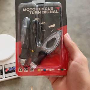 ไฟเลี้ยว LED มอเตอร์ไซค์ ทรงใบมีด ทิศทางคมชัด ประหยัดไฟ