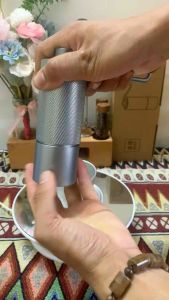 Máy xay cà phê tay Lưỡi dao 6 cạnh - Khung kim loại và Lưỡi thép tiện không rỉ