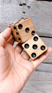 ลูกเต๋า เต๋า 6 สั้น ขนาด 4 ตรัง ลูกเต๋าลูกเต๋า ราคาต่อชิ้น มาจาก ชุลบุรี เกมส์ ลูกเต๋าเล็ก สำหรับเด็ก