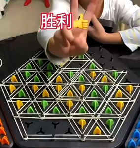 Mainan Anak Segitiga Catur Rantai Geometris Melatih IQ / Chain Triangle Multiplayer Puzzle Board Game Puzzle Segitiga Catur Rantai Geometris Training Family Interactive Mainan / Mainan Catur Segitiga Mainan Melatih Fokus Mainan Melatih IQ / Mainan Catur