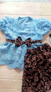 Setelan Kebaya Anak Bayi 2 Tahun Kutubaru Encim Adat Jawa Brukat Batik Baby Blue Free Bando
