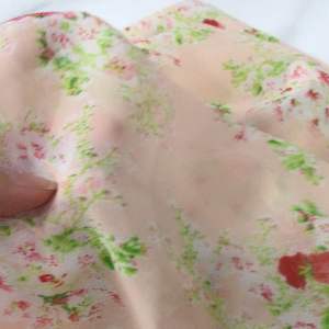 Vải voan hoa hồng nền màu da mềm nhẹ bay đẹp xinh-khúc1m5(khổ 1m5)may đầm váyđầm maxi