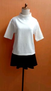 atasan wanita putih tekstur motif salur M cewek blouse turtle neck santai tebal