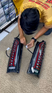 ไฟท้าย รถตู้ Hiace 2008-2018 ด้วยไฟเลี้ยววิ่ง LED รูปแบบ US Style ระบบไฟท้ายแต่ง LED