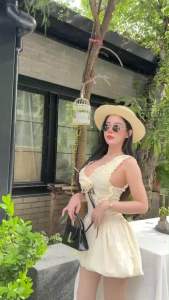 มินิเดรส ผ้าลูกไม้คอตตอนดีเทลน่ารักตะโกนมากก แต่งดอกไม้ช่วงหน้าอกหน้าใจ กระโปรงทรงบอลลูนน่ารักๆ ด้านหลังสม็อคนะคะ ใส่เข้ารูปพอดีตัว 🥰