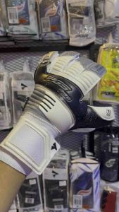 PGS EAGLE TITANIUM HITAM PUTIH 2024 SARUNG TANGAN KIPER BONUS WRISTAPE