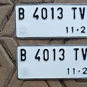 plat nomor motor standar berlogo Korlantas 2pcs/sepasang