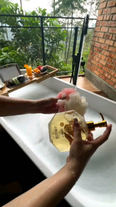 金蜜蚕丝蛋白沐浴露 RESENSE GoldenHoney Silky Shower Gel 300ml - Effect: Nourishes Skin with Honey Moisturizes the Skin Silk Protein for a Non-Slip Feel